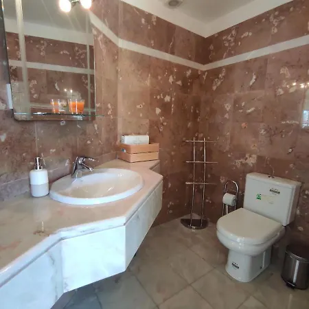 Magna Near The Strip With Bbq, Ac, Balcony, Parking, 4 Tvs And Free Wifi