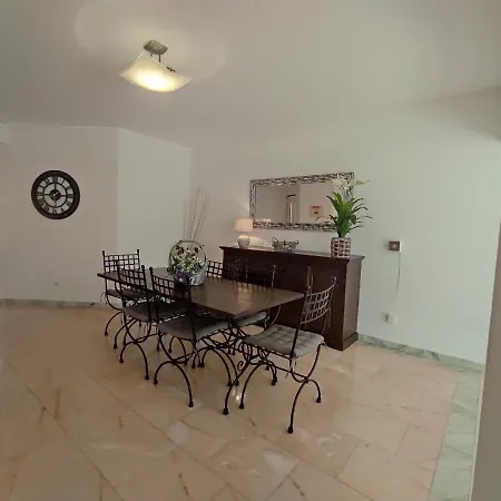 Magna Near The Strip With Bbq, Ac, Balcony, Parking, 4 Tvs And Free Wifi